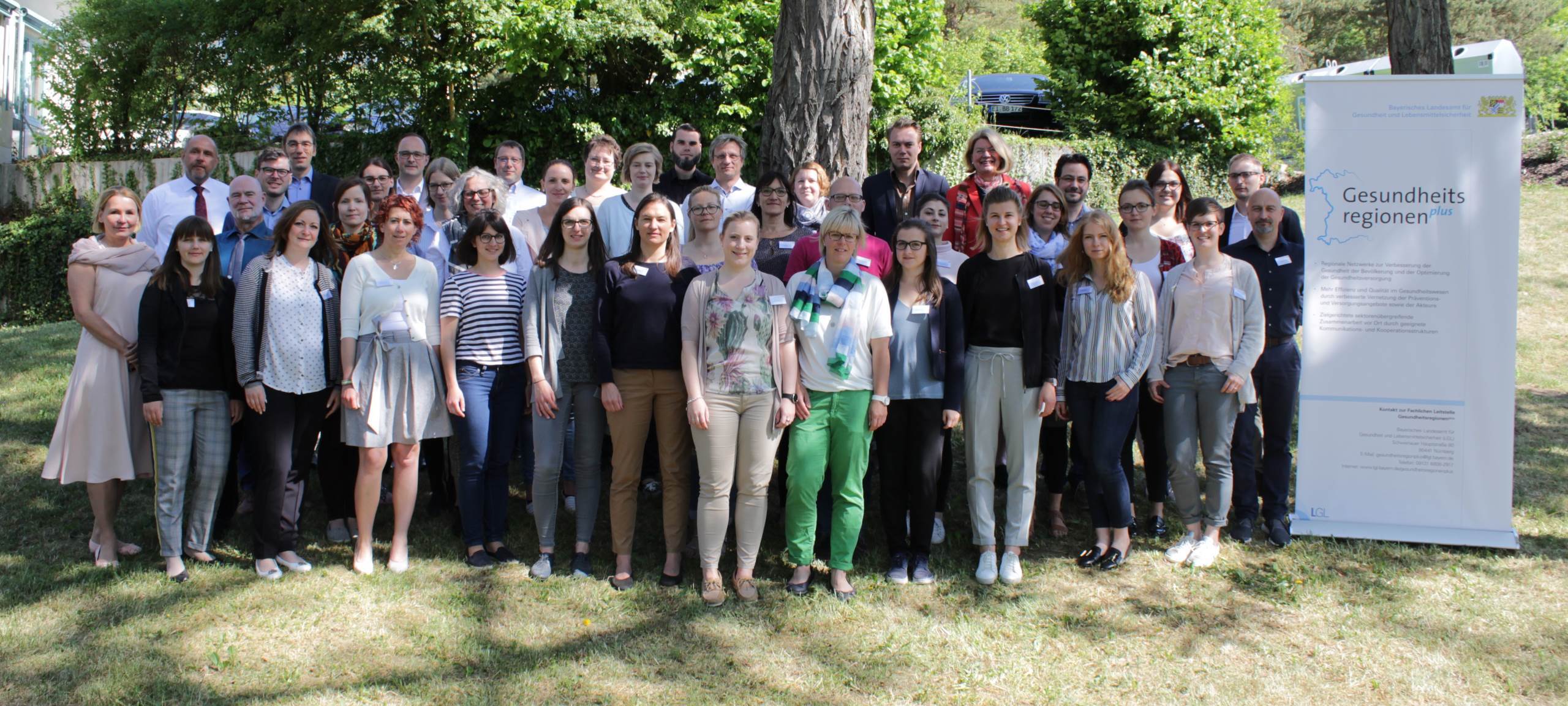 Gruppenbild mit den teilnehmenden Geschäftsstellenleitungen der Gesundheitsregionen-plus, Vertreterinnen und Vertretern des Bayerischen Staatsministeriums für Gesundheit, Pflege und Prävention und des Bayerischen Landesamts für Gesundheit und Lebensmittelsicherheit