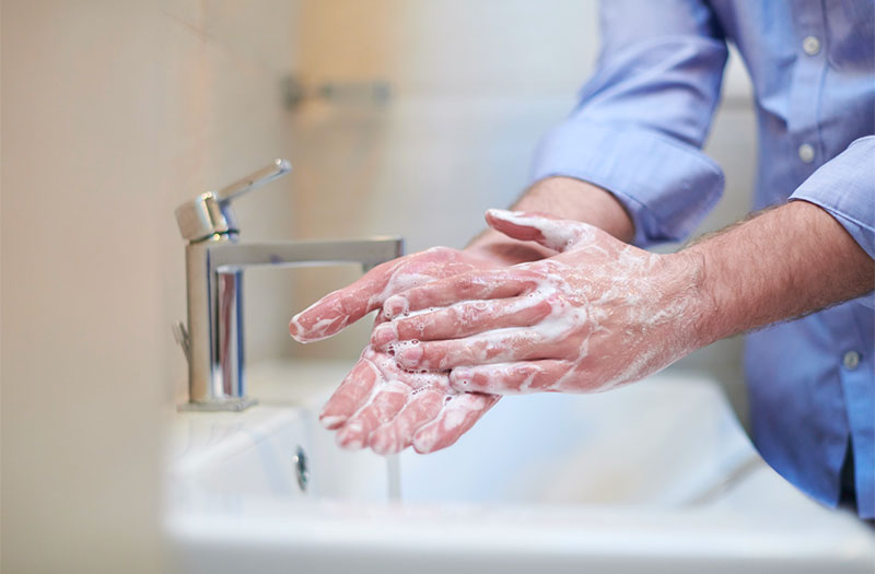 Herr wäscht Hände