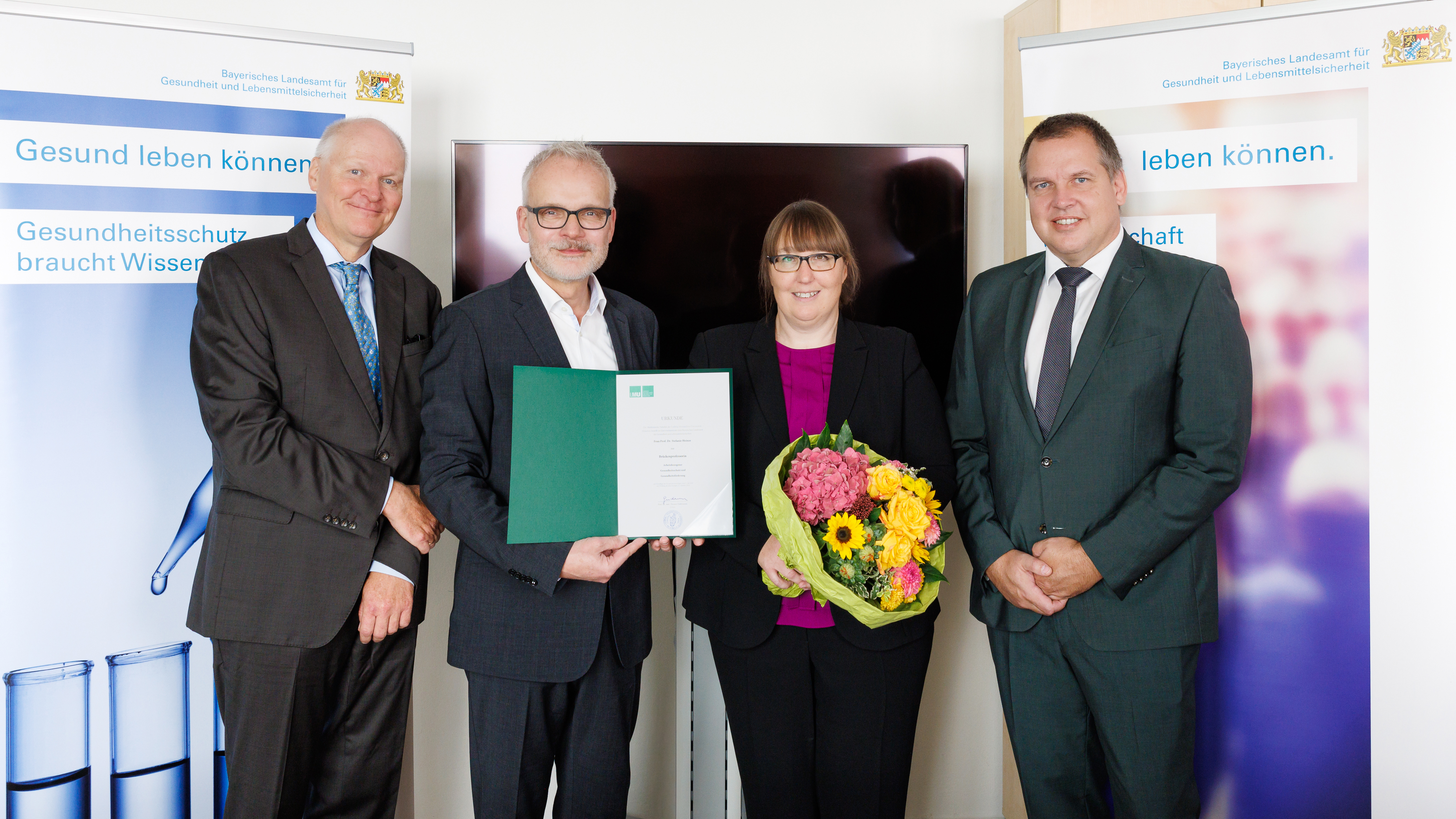 Freuen sich über die neue Brückenprofessur (v. l. n. r.): Prof. Dennis Nowak (LMU), Prof. Thomas Gudermann (LMU), Prof. Stefanie Heinze (LGL) und Prof. Christian Weidner (LGL).
Quelle: LGL / Alexander Harand