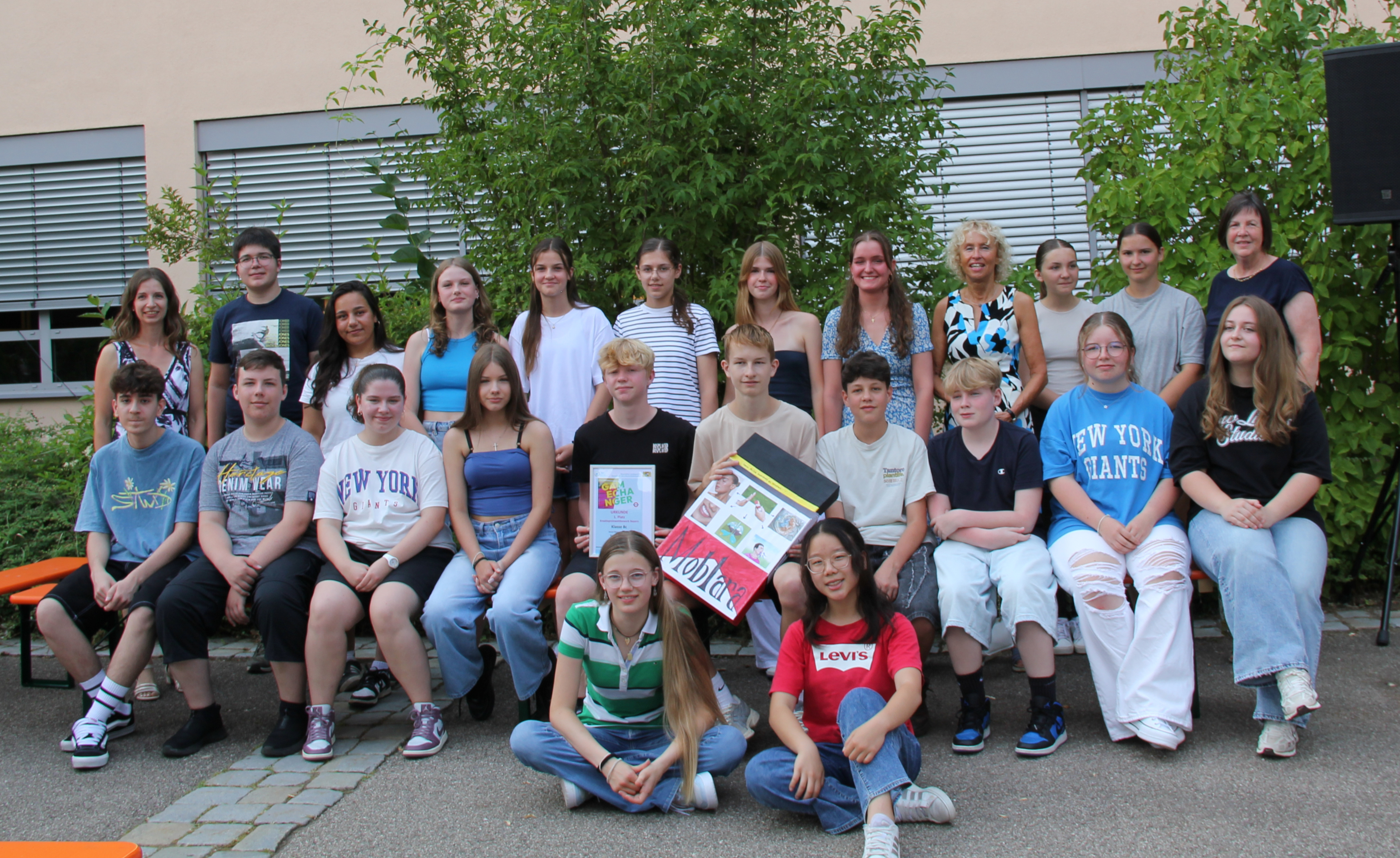 Bildquelle: Christian Reif.
Schülerinnen und Schüler der Klasse 8c des Simon-Marius-Gymnasiums Gunzenhausen, die den Kreativwettbewerb in Bayern gewonnen haben. Mit dabei Lehrkraft Elisabeth Strauß (erste von links hinten), Schulleiterin Susanne Weigel (vierte von rechts hinten) und Ursula Schiller-Irlbacher, Regierung Mittelfranken (erste von rechts hinten).